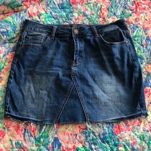 Jean skirt w/ frayed bottom